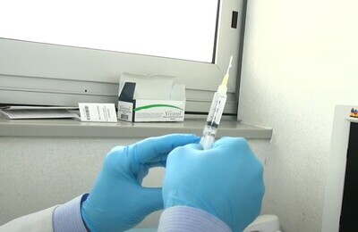 Проведение кодирования Вивитролом в Волосово Шприц с Вивитролом в руках у врача